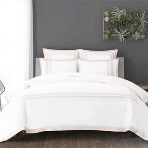 Wamsutta 3pc King duvet Set Hotel border collection. Blush/Tan border